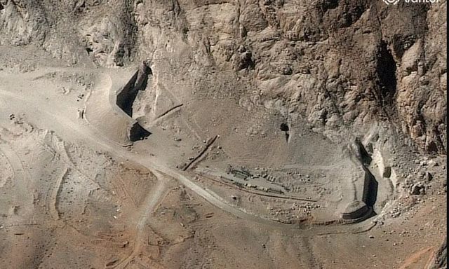 Mỹ sử dụng bom xuyên phá 900 kg tấn công bệ phóng tên lửa dưới lòng đất của Iran