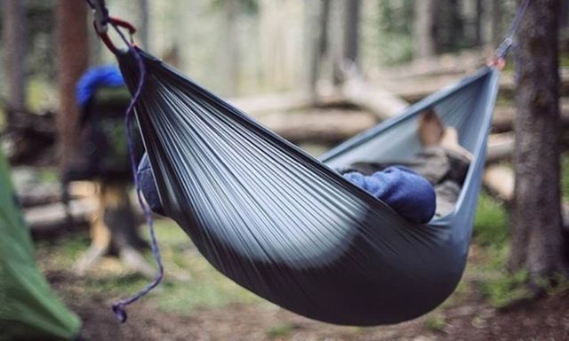 Nam sinh rơi vào tình thế nguy hiểm vì gặp sự cố khi nằm võng ăn bánh