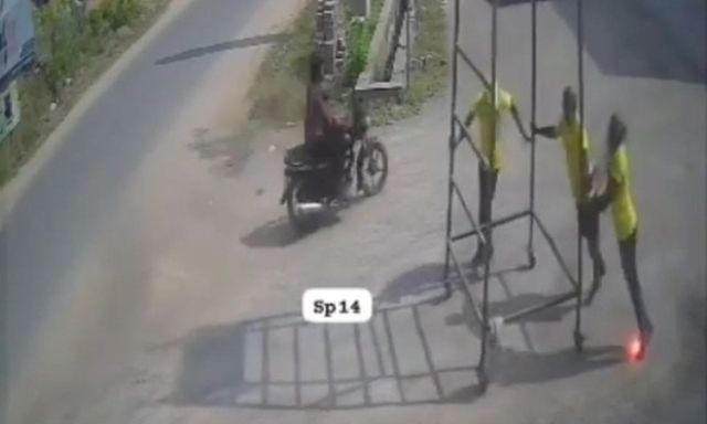 Clip: Giá đỡ sắt chạm vào đường dây điện cao thế, 2 công nhân bị giật tử vong