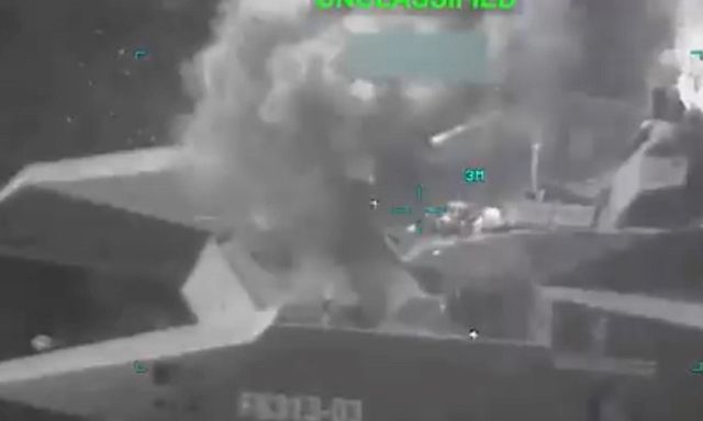 Clip: Cận cảnh Mỹ dội hỏa lực, tập kích chiến hạm Shahid Soleimani của Iran giữa biển