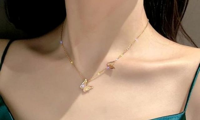 Khi phụ nữ đeo vòng cổ, vàng hay bạc tốt hơn?