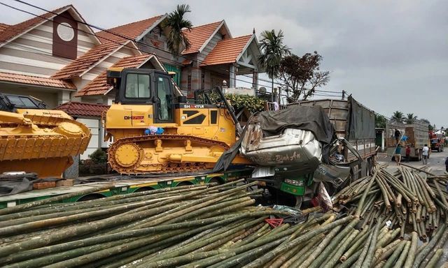 Tin tức tai nạn giao thông mới nhất ngày 13/3: Xe đầu kéo bốc cháy dữ dội sau tai nạn trên Quốc lộ 6