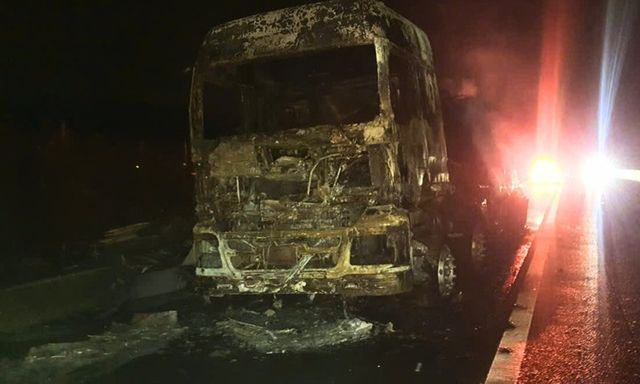 Tin tức thời sự 24h: Xe tải đang chạy bất ngờ bốc cháy dữ dội trên cao tốc