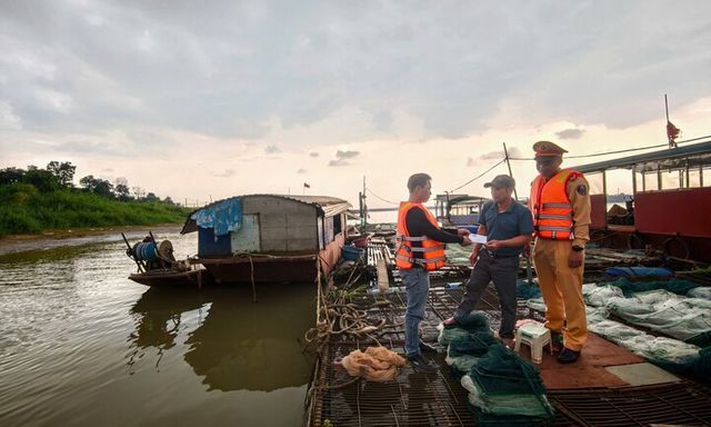 Cảnh sát đường thủy Hà Nội hỗ trợ phát thẻ cử tri tại xóm chài trên sông