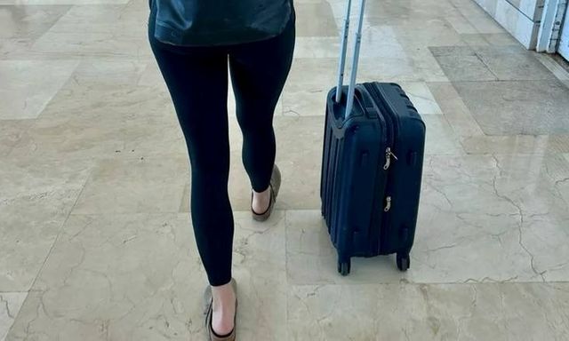 Vì sao không nên mặc quần legging lên máy bay?