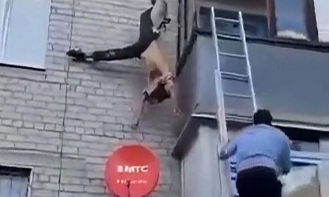 Clip: Ngã từ tầng 5 của tòa nhà, người đàn ông say xỉn thoát chết trong gang tấc