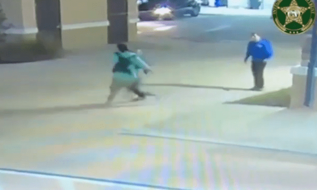 Clip: Thanh niên 18 tuổi chớp nhoáng hạ gục đối tượng cầm rìu, bảo vệ em trai trong tích tắc