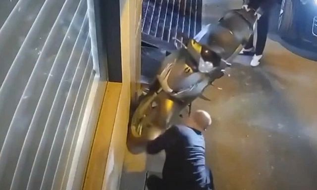 Xác minh clip tài xế Range Rover dùng vật nhọn chọc thủng lốp xe máy SH