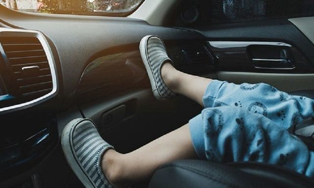 Chở trẻ em dưới 10 tuổi ngồi ở ghế phụ xe ô tô có bị phạt