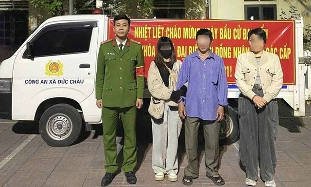 Cô gái nghe theo kẻ 