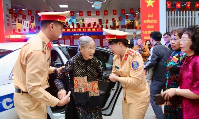 Xúc động hình ảnh CSGT Hà Nội tận tình hỗ trợ cử tri 101 tuổi đến điểm bỏ phiếu 