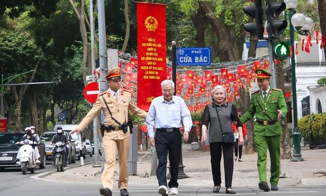 CSGT Hà Nội tăng cường tuần tra, phân luồng bảo đảm ANTT, ATGT tại các điểm bầu cử