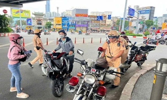 Trường hợp nào đi xe máy trên vỉa hè không bị phạt tiền?