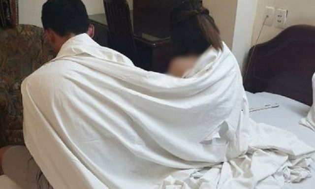 Bắt quả tang 4 cặp đôi 