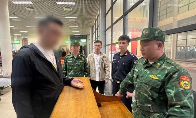 Bắt giữ người đàn ông nước ngoài vận chuyển trái phép 754g vàng vào Việt Nam