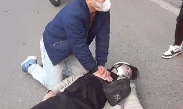 Clip: Khoảnh khắc bác sĩ ép tim ngoài lồng ngực, cứu thanh niên ngừng tim ngay trên phố