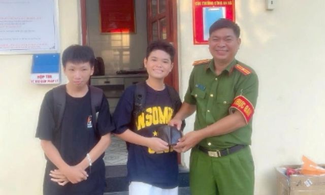 Tin tức thời sự 24h: Hai học sinh lớp 8 trả lại ví tiền cho người đánh rơi