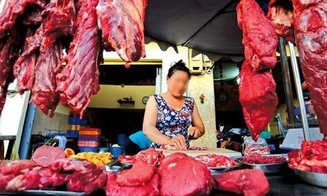 Người bán thịt treo thịt bò lên cao nhưng lại đặt thịt lợn trên mặt bàn, bất ngờ lý do
