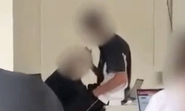 5 học sinh ở Australia có hành vi mất kiểm soát với giáo viên