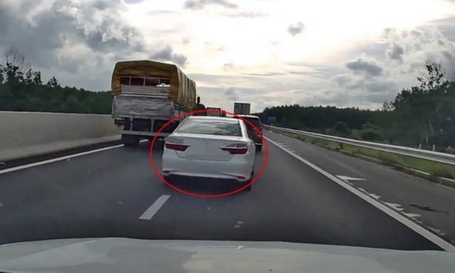 Chuyển làn không bật xi nhan trên cao tốc có bị phạt không?