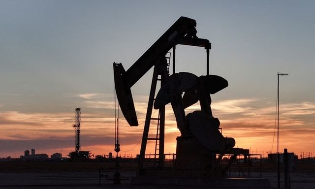 Giá xăng dầu hôm nay (17/3): Dầu thô bất ngờ lao dốc