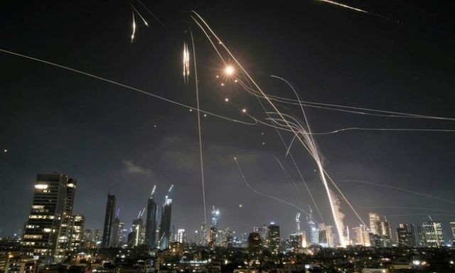 Iran tuyên bố phá hủy kho chứa máy bay Mỹ, ông Trump thừa nhận bị sốc trước đòn trả đũa của Tehran