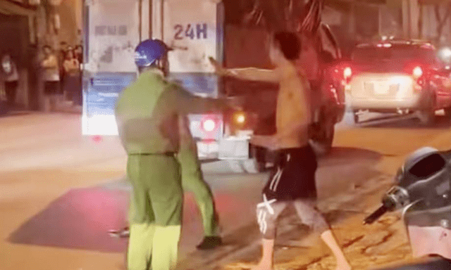 Người đàn ông cởi trần cầm 2 dao chém người đi đường ở Hà Nội bị tạm giữ