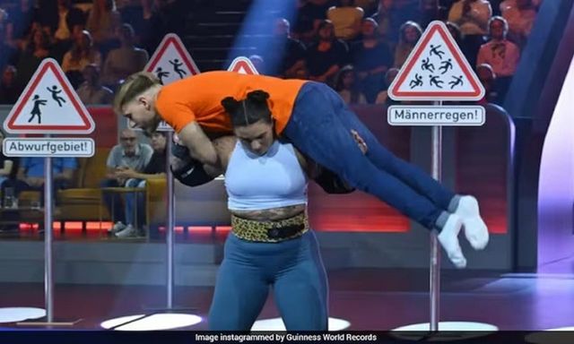 Cô gái lập kỷ lục Guinness khi nâng ném 10 người đàn ông trong 37 giây