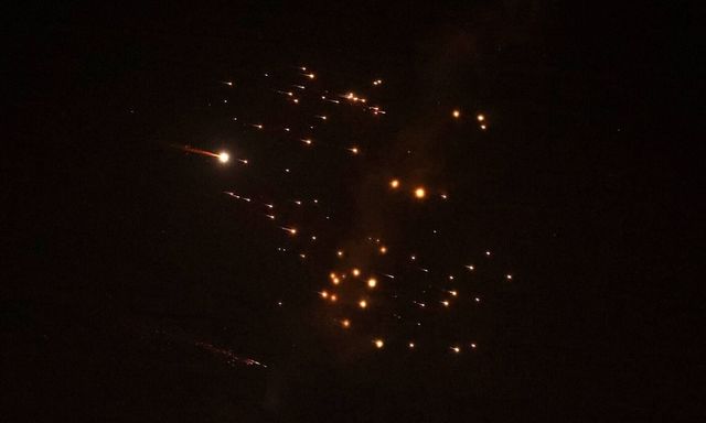 Iran khai hỏa loạt vũ khí siêu nặng, tấn công vào cứ trọng yếu của Mỹ - Israel