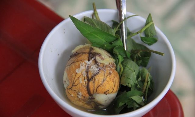 Người bệnh thận có nên ăn trứng vịt lộn không?