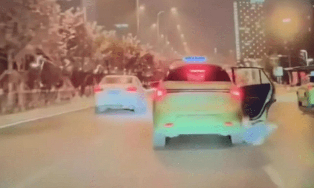 Clip: Cãi nhau với bạn trong tình trạng say xỉn, người phụ nữ ngã khỏi xe taxi đang chạy