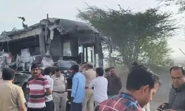 Xe buýt tông xe tải trên cao tốc, ít nhất 5 người tử vong