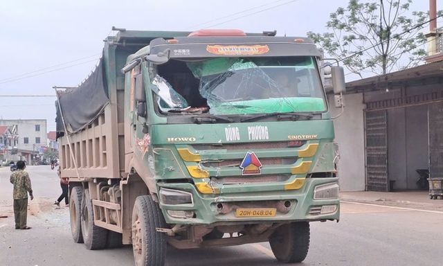 Xe ben chở đất tông xe đưa đón học sinh ở Thái Nguyên, nhiều em phải nhập viện: Camera ghi lại gì?