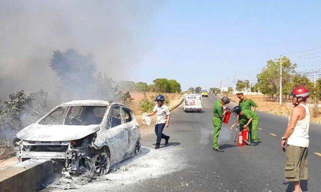 Hiện trường vụ cháy ô tô 5 chỗ trên trục đường ven biển, hai người bị thương