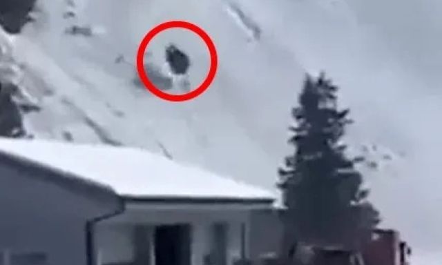 Clip: Cabin cáp treo văng khỏi dây, rơi xuống sườn núi, hành khách bên trong tử vong