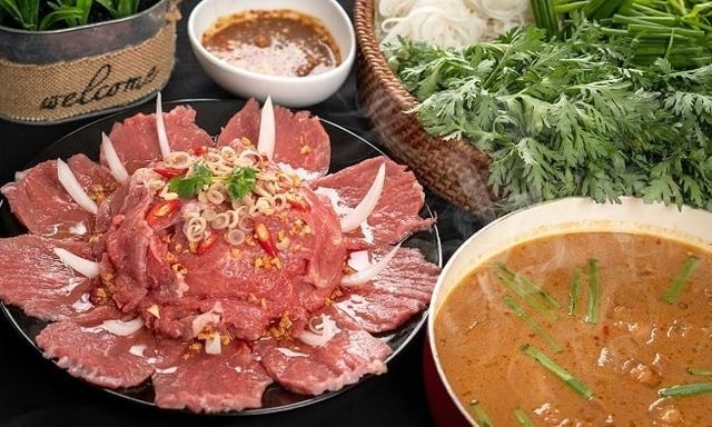 Thử ngay lẩu bò mắm ruốc thơm lừng tại TP.HCM