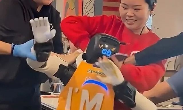 Robot mất kiểm soát 