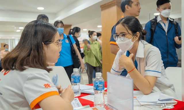 Ngoại ngữ thành “tấm vé vàng” vào thị trường việc làm thu nhập tốt