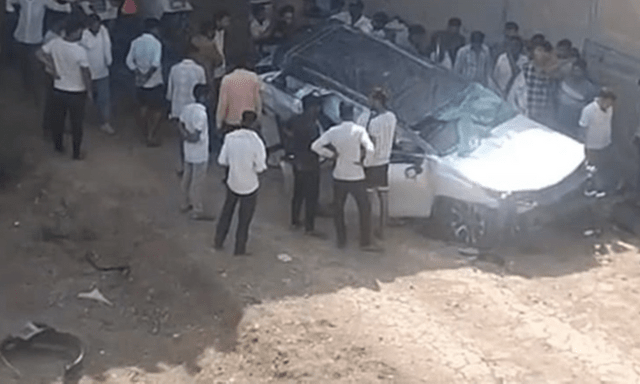 Ô tô rơi khỏi cầu vượt, 3 thanh niên tử vong