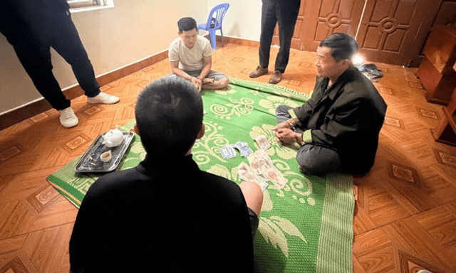 Bắt quả tang nhóm đối tượng đánh bạc bằng hình thức “đánh sâm” tại Phú Thọ