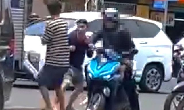 Xác minh clip 2 tài xế ô tô xô xát giữa đường, 1 người bị thương ở TP.HCM