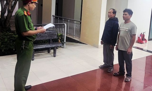 Phẫn nộ hành vi đồi bại của 2 gã hàng xóm với bé gái 13 tuổi