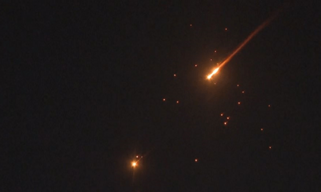 Iran tiếp tục khai hỏa tên lửa mang đạn chùm, trút 