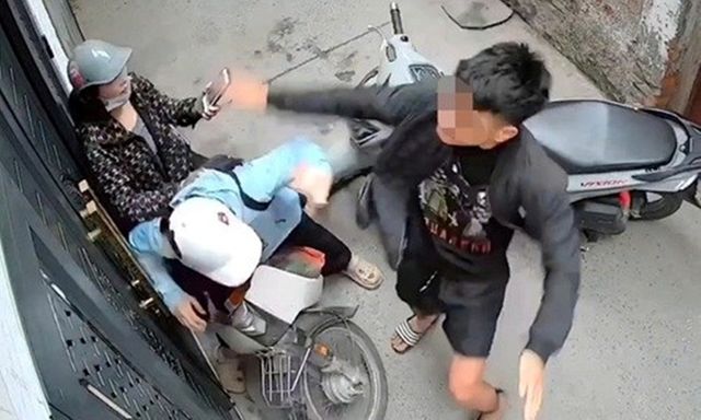 Vụ clip nam thanh niên tạt đầu xe, chặn đánh phụ nữ ở Hà Nội: Công an vào cuộc, hé lộ nguyên nhân ban đầu