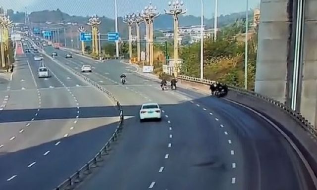 Clip: Xe máy chạy quá tốc độ đâm vào nhóm người đi bộ trên cầu, 1 người tử vong