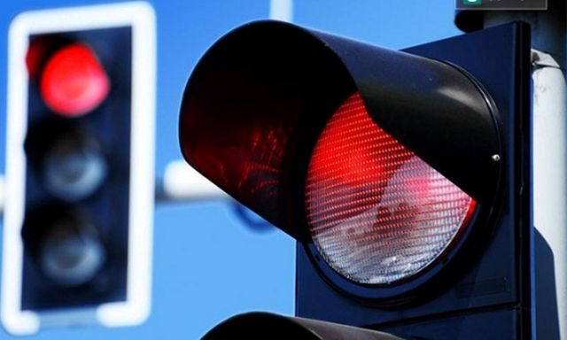 Tài xế vượt đèn đỏ khi chở người đi cấp cứu có bị xử phạt không?