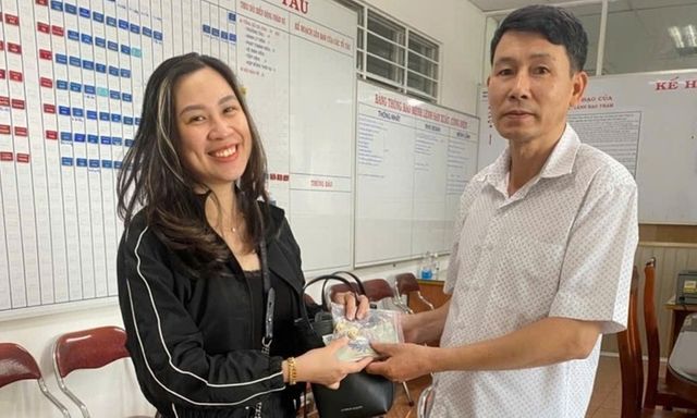 Nhân viên tàu SE1 trả tài sản hơn 100 triệu đồng cho nữ hành khách bỏ quên