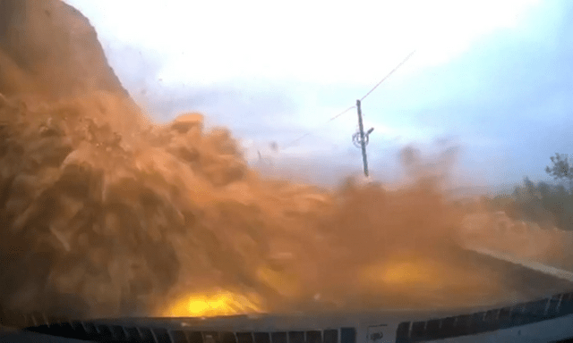 Kinh hoàng khoảnh khắc ô tô bị đất đá vùi lấp giữa đường, tài xế thoát chết kỳ diệu