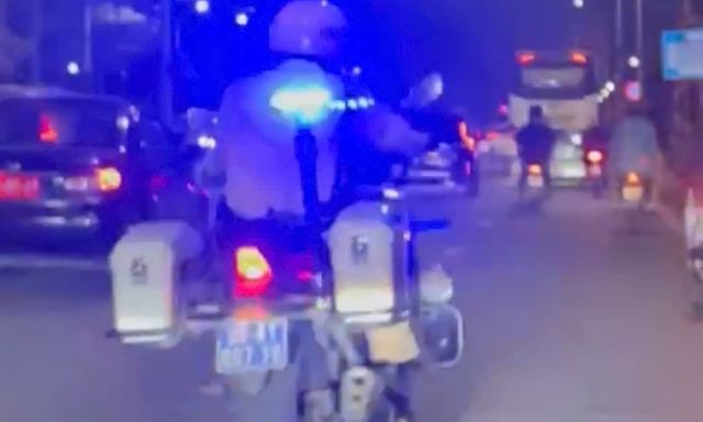 Hà Nội: CSGT mở đường đưa cháu bé đi cấp cứu trong giờ cao điểm