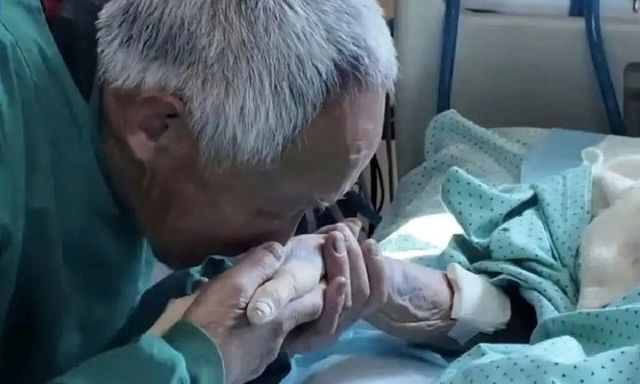 Xúc động chuyện cụ ông 82 tuổi vượt hàng chục cây số mỗi ngày chăm vợ đột quỵ